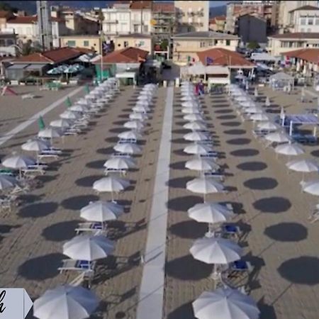 Front Beach Apartments Viareggio Exterior foto