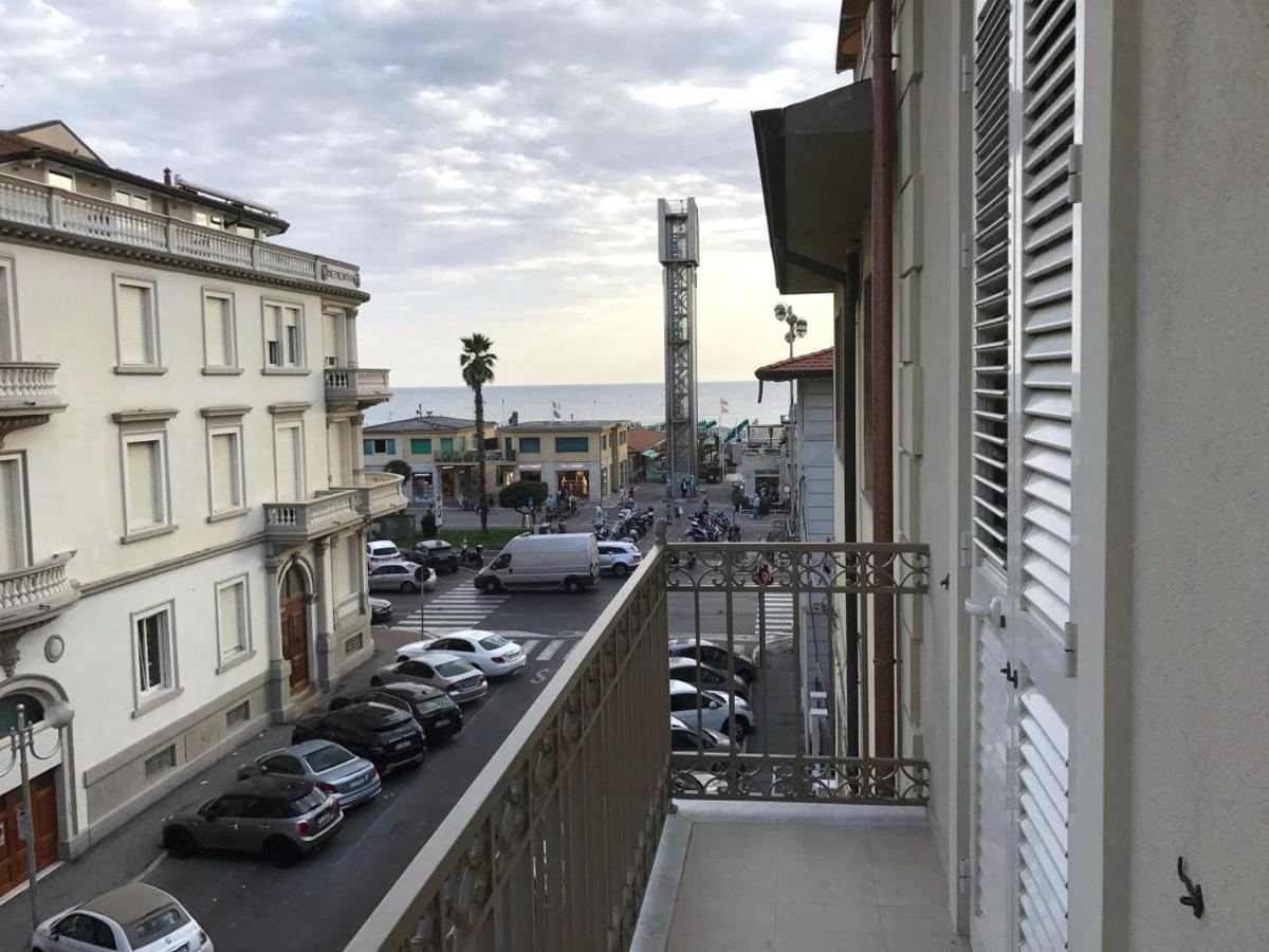 Front Beach Apartments Viareggio Exterior foto